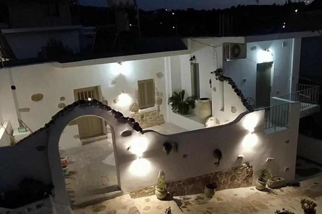 Sonia'S Luxury Apartment With Jacuzzi Kamilari Exterior photo